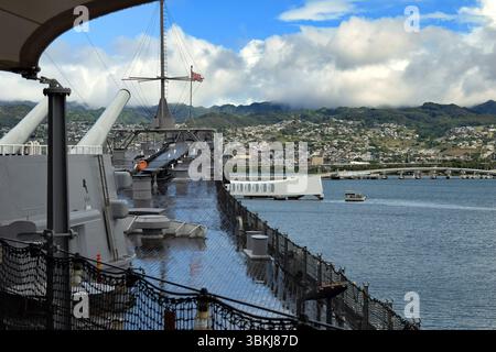 USS Arizona Memorial vom Deck der USS Missouri Stockfoto