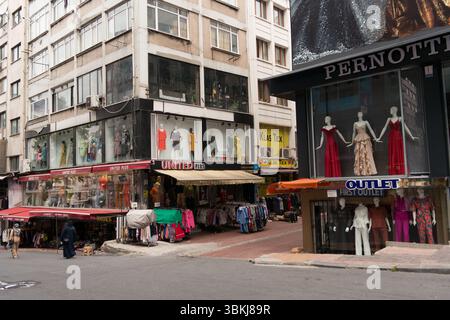 Farbenfrohe Ladenfronten säumen die geschäftigen Straßen Istanbuls, wo sich am Nachmittag viele Einkaufslustige tummeln, die verschiedene Modeschöpfe erkunden. Stockfoto