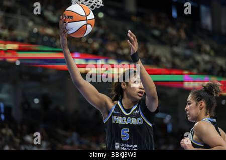 Chicago, USA. Juni 2025. Chicago, USA, 21. Juni 2025: Angel Reese (5 Chicago Sky) holt den Rückstoß während des Spiels zwischen den Chicago Sky und Phoenix Mercury am Samstag, 21. Juni 2025 in der Wintrust Arena, Chicago, USA. (KEINE KOMMERZIELLE NUTZUNG) (Shaina Benhiyoun/SPP) Guthaben: SPP Sport Pressefoto. /Alamy Live News Stockfoto