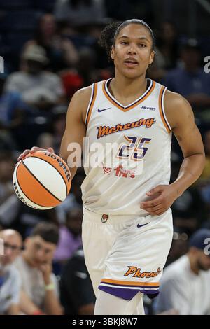 Chicago, USA. Juni 2025. Chicago, USA, 21. Juni 2025: Alyssa Thomas (25 Phoenix Mercury) dribbelt während des Spiels zwischen den Chicago Sky und Phoenix Mercury am Samstag, 21. Juni 2025 in der Wintrust Arena, Chicago, USA. (KEINE KOMMERZIELLE NUTZUNG) (Shaina Benhiyoun/SPP) Guthaben: SPP Sport Pressefoto. /Alamy Live News Stockfoto