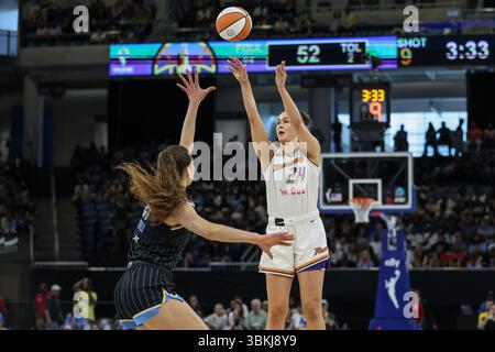 Chicago, USA. Juni 2025. Chicago, USA, 21. Juni 2025: Kathryn Westbeld (24 Phoenix Mercury) schießt den Ball während des Spiels zwischen den Chicago Sky und Phoenix Mercury am Samstag, 21. Juni 2025 in der Wintrust Arena, Chicago, USA. (KEINE KOMMERZIELLE NUTZUNG) (Shaina Benhiyoun/SPP) Guthaben: SPP Sport Pressefoto. /Alamy Live News Stockfoto