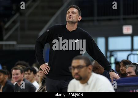 Chicago, USA. Juni 2025. Chicago, USA, 21. Juni 2025: Phoenix Mercury Head Coach, Nate Tibbetts wird während des Spiels zwischen den Chicago Sky und Phoenix Mercury am Samstag, 21. Juni 2025 in der Wintrust Arena in Chicago, USA, gesehen. (KEINE KOMMERZIELLE NUTZUNG) (Shaina Benhiyoun/SPP) Guthaben: SPP Sport Pressefoto. /Alamy Live News Stockfoto