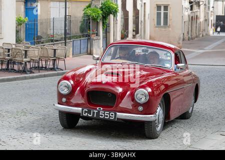 Nancy, Frankreich - Blick auf eine rote Bristol 404, die auf einer Straße fährt. Stockfoto