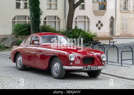 Nancy, Frankreich - Blick auf eine rote Bristol 404, die auf einer Straße fährt. Stockfoto