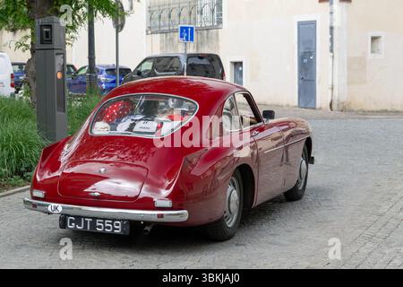 Nancy, Frankreich - Blick auf eine rote Bristol 404, die auf einer Straße fährt. Stockfoto