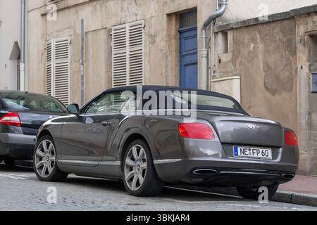 Nancy, Frankreich - Blick auf das graue Bentley Continental GTC, das auf einer Straße geparkt ist. Stockfoto