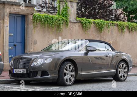 Nancy, Frankreich - Blick auf das graue Bentley Continental GTC, das auf einer Straße geparkt ist. Stockfoto