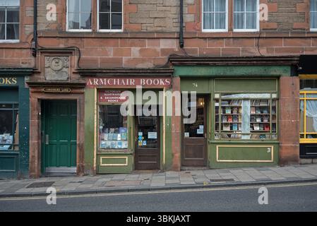 Außenansicht von Sessel Books, einem beliebten Antiquariat- und Second-Hand-Buchladen in West Port, Edinburgh, Schottland, Großbritannien. Stockfoto