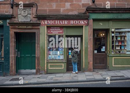 Außenansicht von Sessel Books, einem beliebten Antiquariat- und Second-Hand-Buchladen in West Port, Edinburgh, Schottland, Großbritannien. Stockfoto