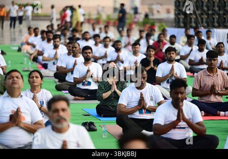 LUCKNOW, INDIEN - 21. JUNI: Die Menschen nehmen am 11. „Internationalen Yoga-Tag“ am 21. Juni 2025 im Ambedkar Park, Gomti Nagar, in Lucknow, Indien Teil. Der Internationale Yoga-Tag betont die zahlreichen Vorteile des Yoga für persönliches Wohlbefinden und Achtsamkeit und fordert die Menschen dazu auf, Ruhe inmitten des Chaos zu finden. Dieses Jahr wird seit 2015 jährlich am 21. Juni gefeiert und steht unter dem Motto „Yoga für eine Erde, eine Gesundheit“ (Foto: Deepak Gupta/Hindustan Times/SIPA USA ) Stockfoto