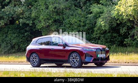 Milton Keynes, Bucks, UK - 16. Juni 2025: 2021 rotes BMW IX xDrive Elektro-SUV-Auto fährt auf einer britischen Straße Stockfoto