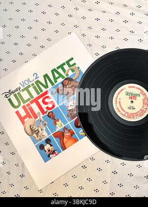 Disney’s Ultimate Hits Vol. 2 Vinyl-Album mit beliebten Zeichentrickfiguren. Klassisches Album-Cover. Stockfoto