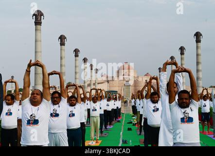 LUCKNOW, INDIEN - 21. JUNI: Die Menschen nehmen am 11. „Internationalen Yoga-Tag“ am 21. Juni 2025 im Ambedkar Park, Gomti Nagar, in Lucknow, Indien Teil. Der Internationale Yoga-Tag betont die zahlreichen Vorteile des Yoga für persönliches Wohlbefinden und Achtsamkeit und fordert die Menschen dazu auf, Ruhe inmitten des Chaos zu finden. Dieses Jahr wird seit 2015 jährlich am 21. Juni gefeiert und steht unter dem Motto „Yoga für eine Erde, eine Gesundheit“ (Foto: Deepak Gupta/Hindustan Times/SIPA USA ) Stockfoto