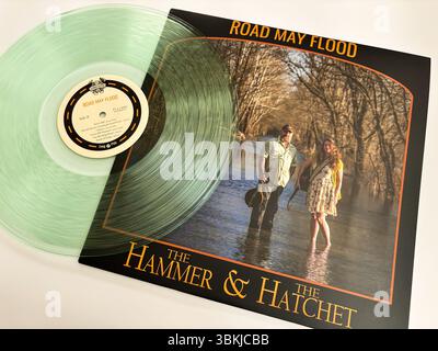 The Hammer & The Hatchet's Road May Flood Vinyl Album mit mintgrüner Pressung und rustikalen Waldbildern. Ein Album im Vintage-Stil. Stockfoto