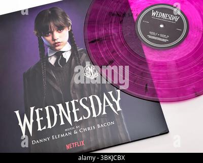 Durchscheinendes lila Vinyl des Mittwochs Netflix Soundtracks mit Jenna Ortega als Wednesday Addams in gotischer Schuluniform. Stockfoto