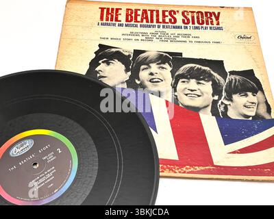 Eine Vintage-Schallplatte der Geschichte der Beatles mit Porträts von John Lennon, Paul McCartney, George Harrison und Ringo Starr. Stockfoto