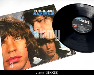 Die Schallplatte der Rolling Stones Black and Blue mit Nahaufnahmen von den Bandmitgliedern Mick Jagger, Keith Richards und Ronnie Wood Stockfoto