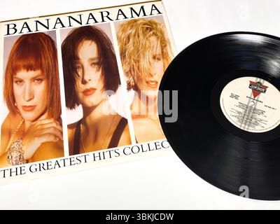 Vintage-Schallplatte der Greatest Hits Collection von Bananarama. Eine Pop-Compilation von London Records aus dem Jahr 1988 mit den größten Songs des Trios. Stockfoto