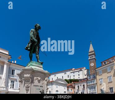 PIRAN, SLOWENIEN - 19. MAI 2025: Ein lebendiges, flaches Bild zeigt die ikonische Bronzestatue von Giuseppe Tartini, dem berühmten Komponisten und Geiger St. Stockfoto