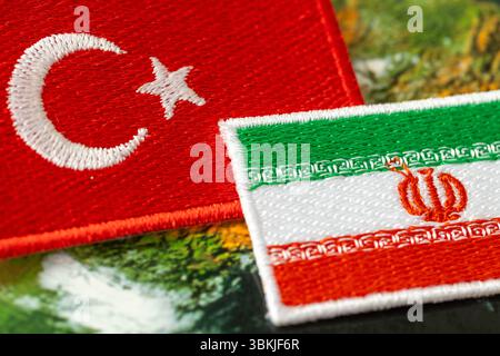 Symbole der Türkei und des Iran. Das Konzept der gegenseitigen Partnerschaft und der Geschäftsbeziehungen beider Länder. Nahaufnahme Stockfoto