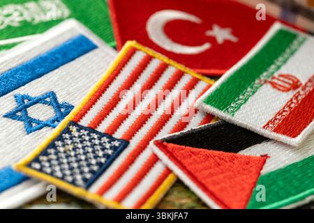 Symbole der Türkei, des Iran, Israels, der Vereinigten Staaten, Saudi-Arabiens und Palästinas, Flaggen der Länder übereinander, Konzept der schwierigen Situation Stockfoto