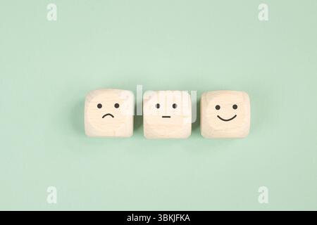 Glückliches lächelndes und trauriges Gesicht, geistige Gesundheit, Einstellung, positiver und negativer Geist, Einfluss Emotionen, Unterstützung und Depression Stockfoto