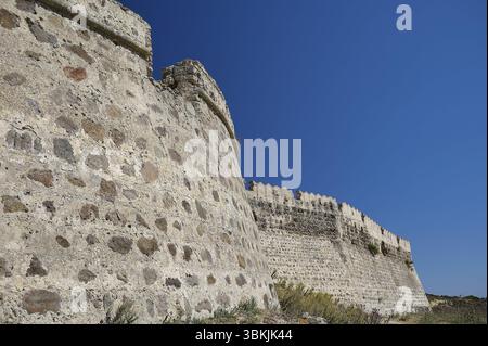 Nahaufnahme des massiven Steinmauergebäudes mit klarem blauem Himmel, Antimacheia, mittelalterliche Festung, Johannisburg, Antimachia, Kos, Dodekanesisch, Griechisch Stockfoto
