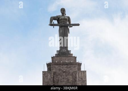 Mutter Armenien ist eine beeindruckende Statue mit Blick auf Jerewan und steht als Symbol der Stärke, mit einem Militärmuseum und Kriegsreliquien an der Basis. Stockfoto