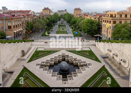 Die riesige Kalksteintreppe mit moderner Kunst bietet Terrassengärten und einen Panoramablick über Jerewan bis zum Ararat. Stockfoto