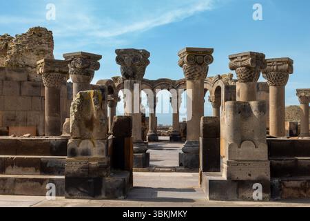 Die prächtigen Ruinen der Kathedrale von Zvartnots aus dem 7. Jahrhundert, ein kreisförmiges architektonisches Wunder und UNESCO-Weltkulturerbe in Armenien. Stockfoto