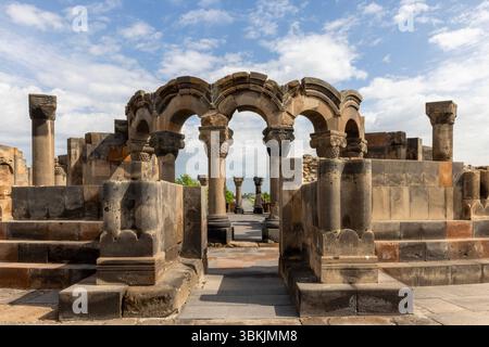 Die prächtigen Ruinen der Kathedrale von Zvartnots aus dem 7. Jahrhundert, ein kreisförmiges architektonisches Wunder und UNESCO-Weltkulturerbe in Armenien. Stockfoto