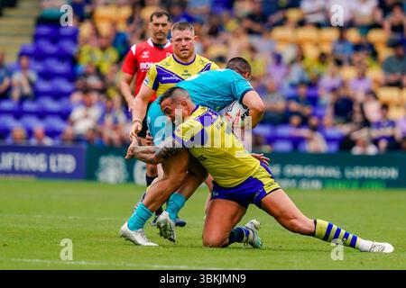 WARRINGTON, ENGLAND – 21. JUNI: Tuimoala Lolohea von Huddersfield Giants wird am 21. Juni 2025 im Halliwell Jones Stadium in Warrington, ENGLAND, im Spiel der Betfred Super League zwischen Warrington Wolves und Hulddersfield Giants von Paul Vaughan von Warrington Wolves bekämpft. (Foto: James Giblin) Foto: James Giblin/Alamy Live News Stockfoto