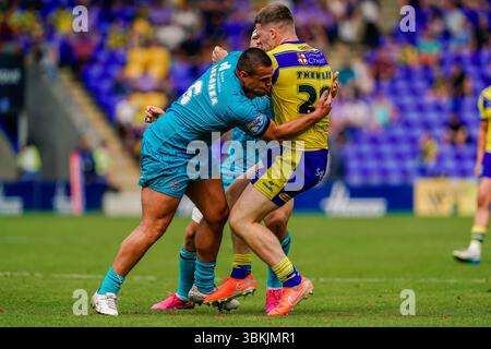 WARRINGTON, ENGLAND – 21. JUNI: Josh Thewlis von Warrington Wolves wird am 21. JUNI 2025 im Halliwell Jones Stadium in Warrington, ENGLAND, gegen Tuimoala Lolohea von Huddersfield Giants im Spiel der Betfred Super League zwischen den Warrington Wolves und den Hulddersfield Giants gekämpft. (Foto: James Giblin) Foto: James Giblin/Alamy Live News Stockfoto