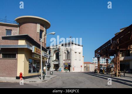 Die typischen Gebäude im New yorker Stil in den Warner Bros Studios, Burbank, Los Angeles, CA, USA Stockfoto