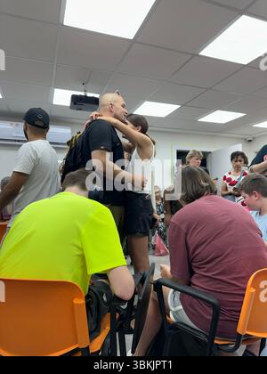 Haifa, Israel, 21. Juni 2025, Ein Paar umarmt sich in einem überfüllten Innenraum, einem Unterschlupf oder einem Wartebereich. Während des iranischen Angriffs Stockfoto