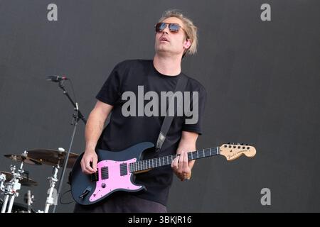 Newport, Großbritannien. Juni 2025. Charlie Simpson. Mitbegründer, Sänger und Gitarrist der Britpop-Band Busted tritt live auf der Bühne des Isle of Wight Festivals auf. Die aktuelle Besetzung besteht aus James Bourne, Matt Willis und Charlie Simpson. Quelle: SOPA Images Limited/Alamy Live News Stockfoto