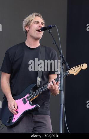 Newport, Großbritannien. Juni 2025. Charlie Simpson. Mitbegründer, Sänger und Gitarrist der Britpop-Band Busted tritt live auf der Bühne des Isle of Wight Festivals auf. Die aktuelle Besetzung besteht aus James Bourne, Matt Willis und Charlie Simpson. Quelle: SOPA Images Limited/Alamy Live News Stockfoto