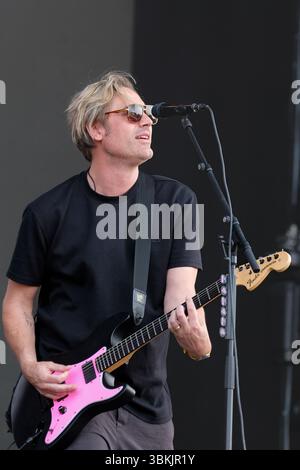 Newport, Großbritannien. Juni 2025. Charlie Simpson. Mitbegründer, Sänger und Gitarrist der Britpop-Band Busted tritt live auf der Bühne des Isle of Wight Festivals auf. Die aktuelle Besetzung besteht aus James Bourne, Matt Willis und Charlie Simpson. Quelle: SOPA Images Limited/Alamy Live News Stockfoto