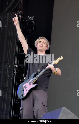 Newport, Großbritannien. Juni 2025. Charlie Simpson. Mitbegründer, Sänger und Gitarrist der Britpop-Band Busted tritt live auf der Bühne des Isle of Wight Festivals auf. Die aktuelle Besetzung besteht aus James Bourne, Matt Willis und Charlie Simpson. Quelle: SOPA Images Limited/Alamy Live News Stockfoto