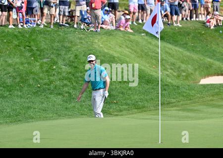 20. Juni 2025: Adam Hadwin aus Abbotsford, British Columbia, Kanada, beobachtet, wie sein Ball aus dem 15. Grün in der zweiten Runde des PGA Travelers Championship-Golfturniers in den TPC River Highlands in Cromwell, CT, zurückkehrt. Eric Canha/Cal Sport Media (Bild: © Eric Canha/Cal Sport Media) Stockfoto