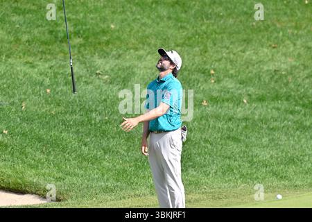 20. Juni 2025: Adam Hadwin aus Abbotsford British Columbia, Kanada, reagiert während der zweiten Runde des PGA Travelers Championship-Golfturniers, das in den TPC River Highlands in Cromwell CT stattfand, als sein Ball vom 15. Grün rollt. Eric Canha/Cal Sport Media Stockfoto