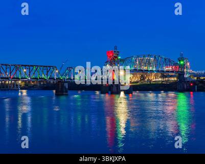 Wunderschöner Blick auf den Sonnenuntergang auf die berühmte Junction Bridge in der Innenstadt von Little Rock in Arkansas Stockfoto