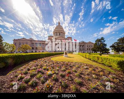 Sonniger Außenblick auf das historische Arkansas State Capitol in Little Rock Stockfoto