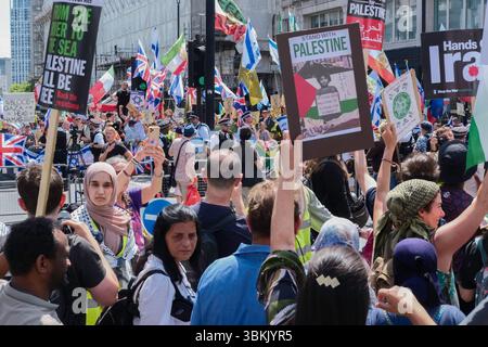 London, Großbritannien. Juni 2025. Tausende palästinensischer Solidaritätsdemonstratoren marschieren durch das Zentrum Londons, während ein statischer Gegenprotest, der von der pro-israelischen Gruppe Stop the Hate organisiert wird, in der Nähe der marschroute stattfindet. Im Bild: Palästinensischer solidaritätsmarsch vergeht in der Nähe des pro-israelischen Gegenprotests im Zentrum Londons. Stockfoto