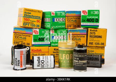 Sao Paulo, Brasilien - 10. Mai 2020 - Alte 35-mm-Fotofilmsammlung (Typ 135). Professionelle Fotofilme verschiedener Marken in Kartons und Rollen Stockfoto