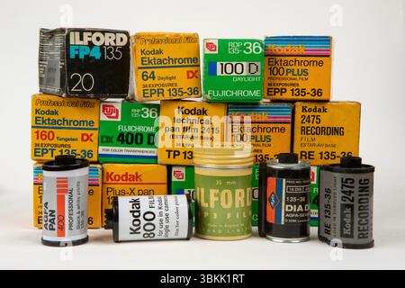 Sao Paulo, Brasilien - 10. Mai 2020 - Alte 35-mm-Fotofilmsammlung (Typ 135). Professionelle Fotofilme verschiedener Marken in Kartons und Rollen Stockfoto