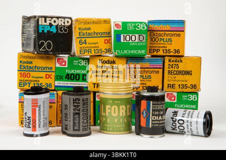 Sao Paulo, Brasilien - 10. Mai 2020 - Alte 35-mm-Fotofilmsammlung (Typ 135). Professionelle Fotofilme verschiedener Marken in Kartons und Rollen Stockfoto