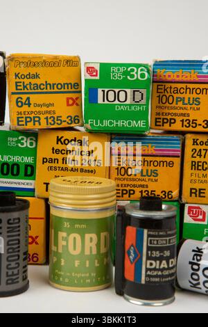 Sao Paulo, Brasilien - 10. Mai 2020 - Alte 35-mm-Fotofilmsammlung (Typ 135). Professionelle Fotofilme verschiedener Marken in Kartons und Rollen Stockfoto