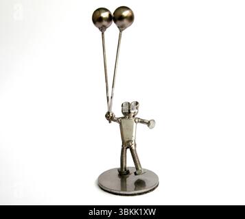 Die eiserne Puppe hält zwei Kugeln auf weißem Hintergrund Stockfoto