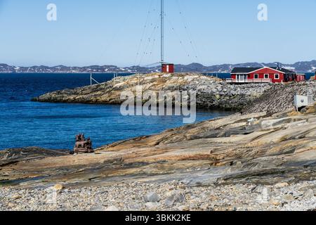 Statue der Göttin des Meeres an der Küste des Kolonialhafens in Nuuk vor dem blauen Wasser des Ozeans Stockfoto